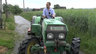 Caspar van de Ven lernt Traktorfahren