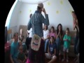 Lilie le clown et les gospel vision troops donnent un spectacle dans un orphelinat en roumanie