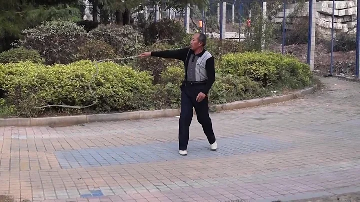 Asian Man Bull Whips A Heavy Chain!!!  Chain Whip Kung Fu Weapon. Extreme Whip Cracker Exercise - DayDayNews