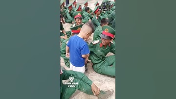 Em bé bắt tay từng chú bộ đội quá đã luôn #respect #bodoivietnam #quandoivietnam #short