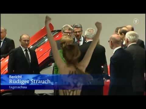 Putin gives thumbs up for FEMEN Путин дает большие пальцы для Фемен