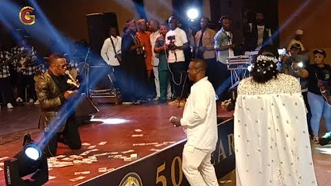 LANRE TERIBA SINGS K1 DE ULTIMATE FAVORITE SONG FOR HIM ON STAGE