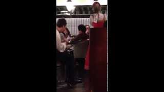 ベラルーシ料理のレストランでのバラライカの生ライブ