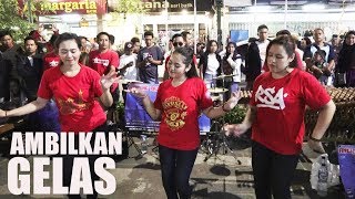 AMBILKAN GELAS -- ANGKLUNG RAJAWALI MALIOBORO YOGYAKARTA