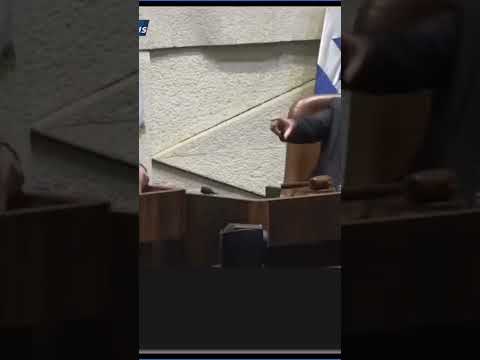 طرد بن حير من جلسه الطيبي يرد كرامه ملايين العرب اطلع بره يا لعر