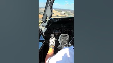 Low Level Windshear Alert #aviation #pilot #boeing #flight #b737 #cockpit #landing #shorts