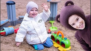Маленькая Вера - Медведь и дядя Федор играют во дворе в песочнице