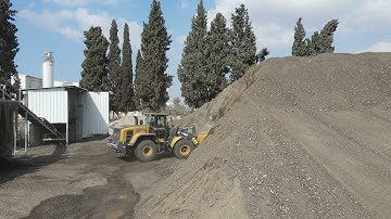 XCMG wheel loader XC958E working at asphalt plant in Israel