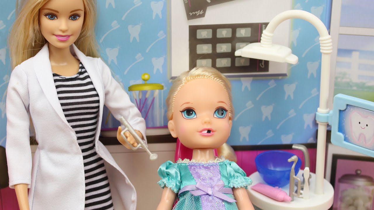 Juguetes de Barbie Dentista en español | A Elsa Frozen se le cae un diente  y va al dentista - YouTube