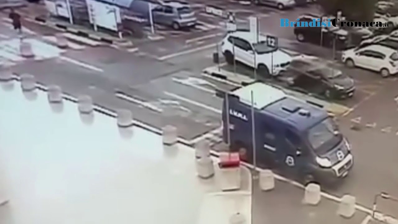 Taranto, rapina all'Auchan, vigilantes bloccano i banditi. Arrestati 2 brindisini