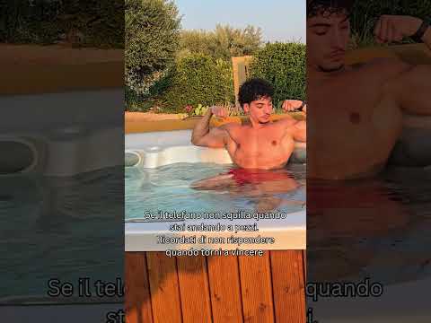 Video Il silenzio fa un rumore assordante quando crolli.