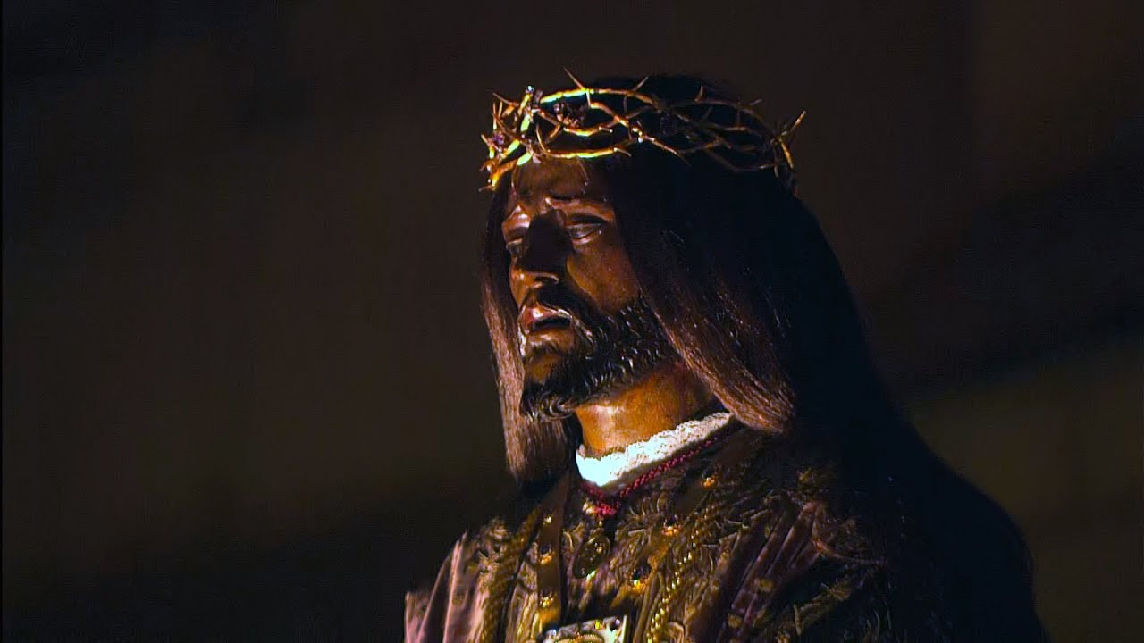 Procesión suspendida por lluvia: el Cristo de Medinaceli recibe devoción en la puerta de la Basílica