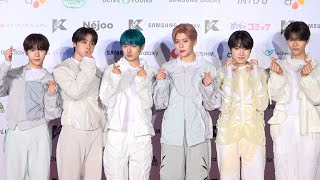 【KCON】NCT WISH、KCON初レカぺで初々しさ溢れる！“天使さ”たっぷりのホワイト衣装で登場　『KCON JAPAN 2024』レッドカーペット