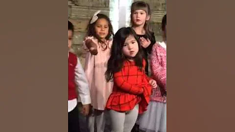 Margaret sings Feliz Navidad