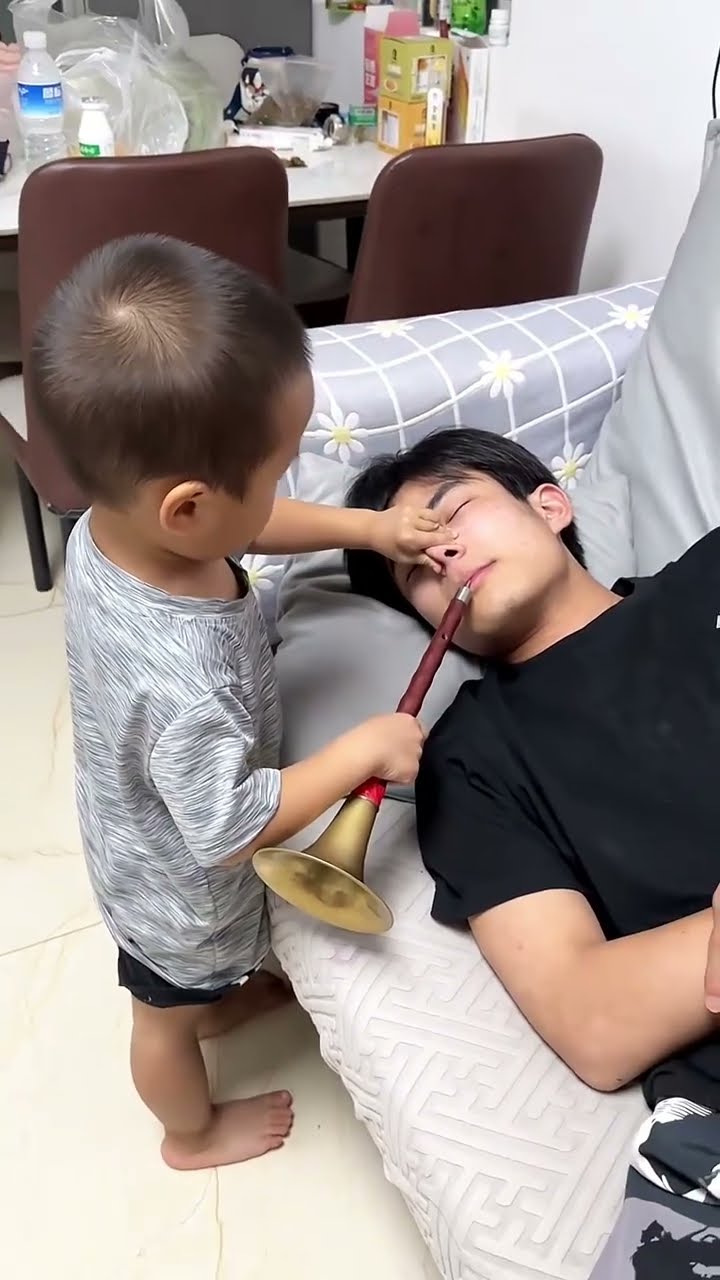 趁哥哥睡着让他吹个喇叭！#funny#Cute#呆萌小米宝