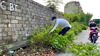 Добровольцы убирают и расширяют дороги, когда на проезжую часть попадает заросшая трава и мусор.