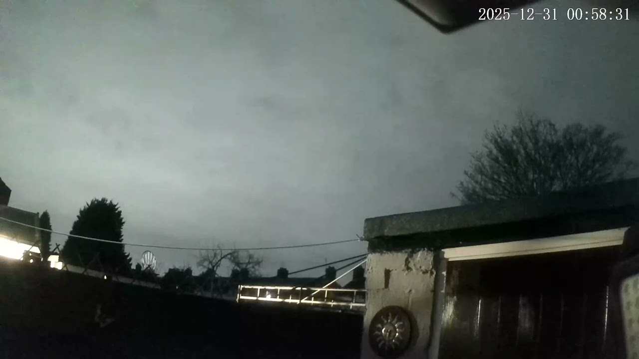 (31/12/2025) 00:57am HULL (Uk) SKY [0380]