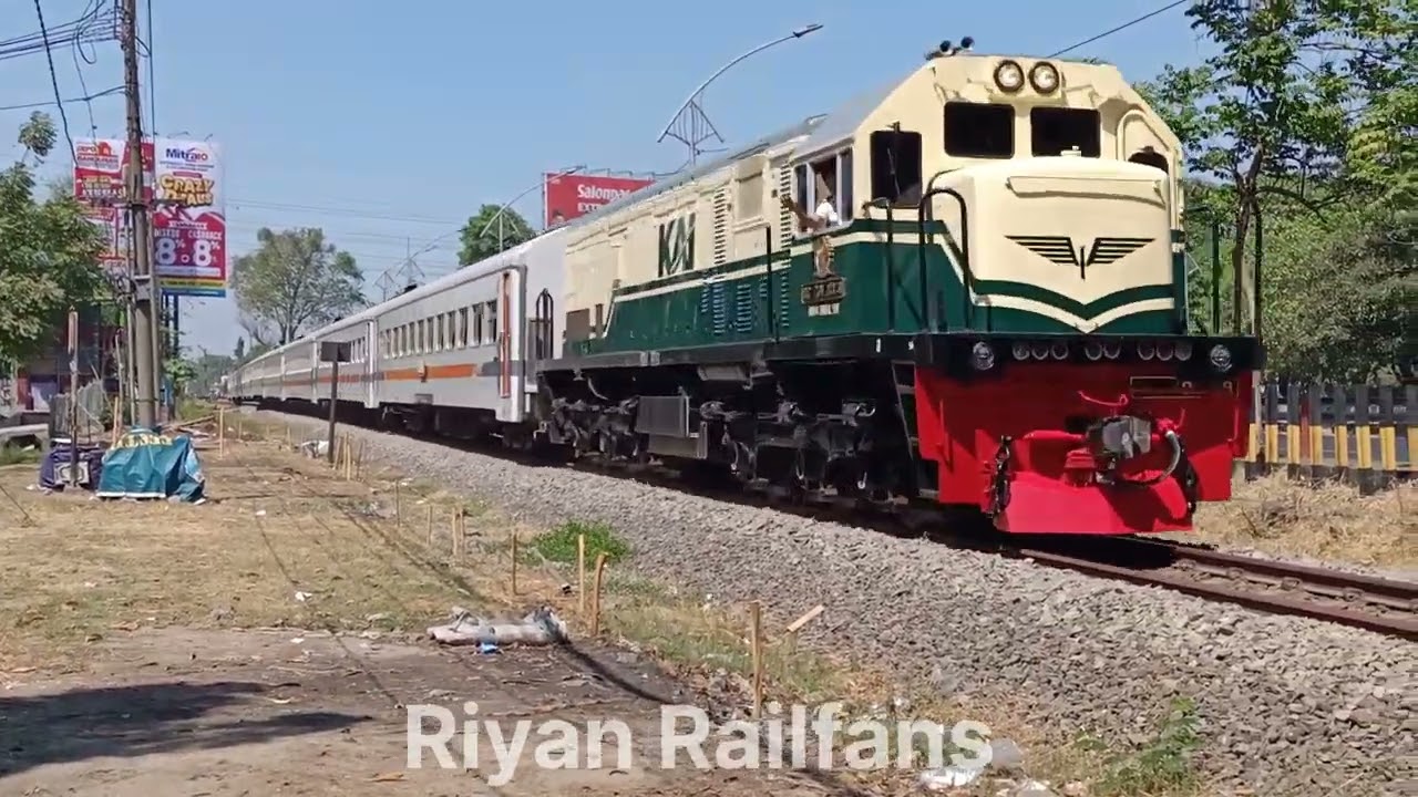 KOMPILASI 3 LIVERY LOKOMOTIF YANG BERBEDA DI JAWA TIMUR