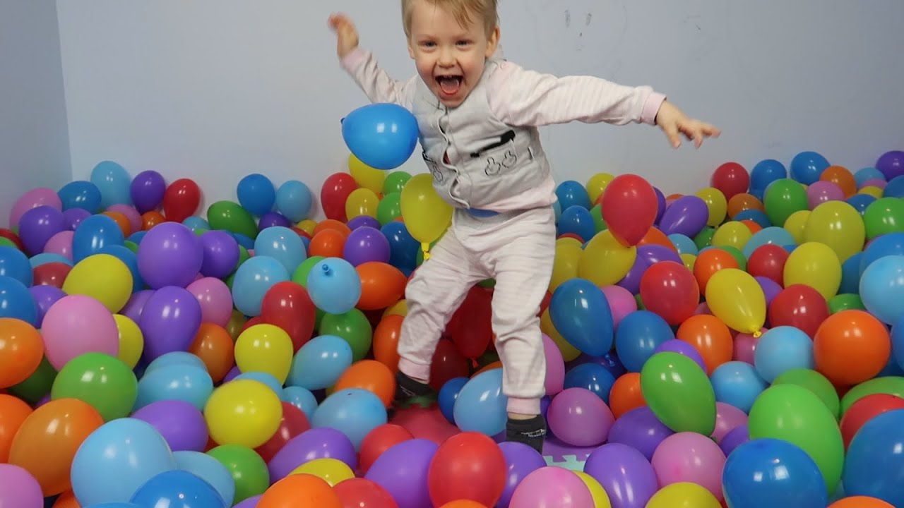 шарики ютуб детский. бассейн с шариками для детей. игра лопни шар гигантская. видео шариков для детей. дети с шариками.