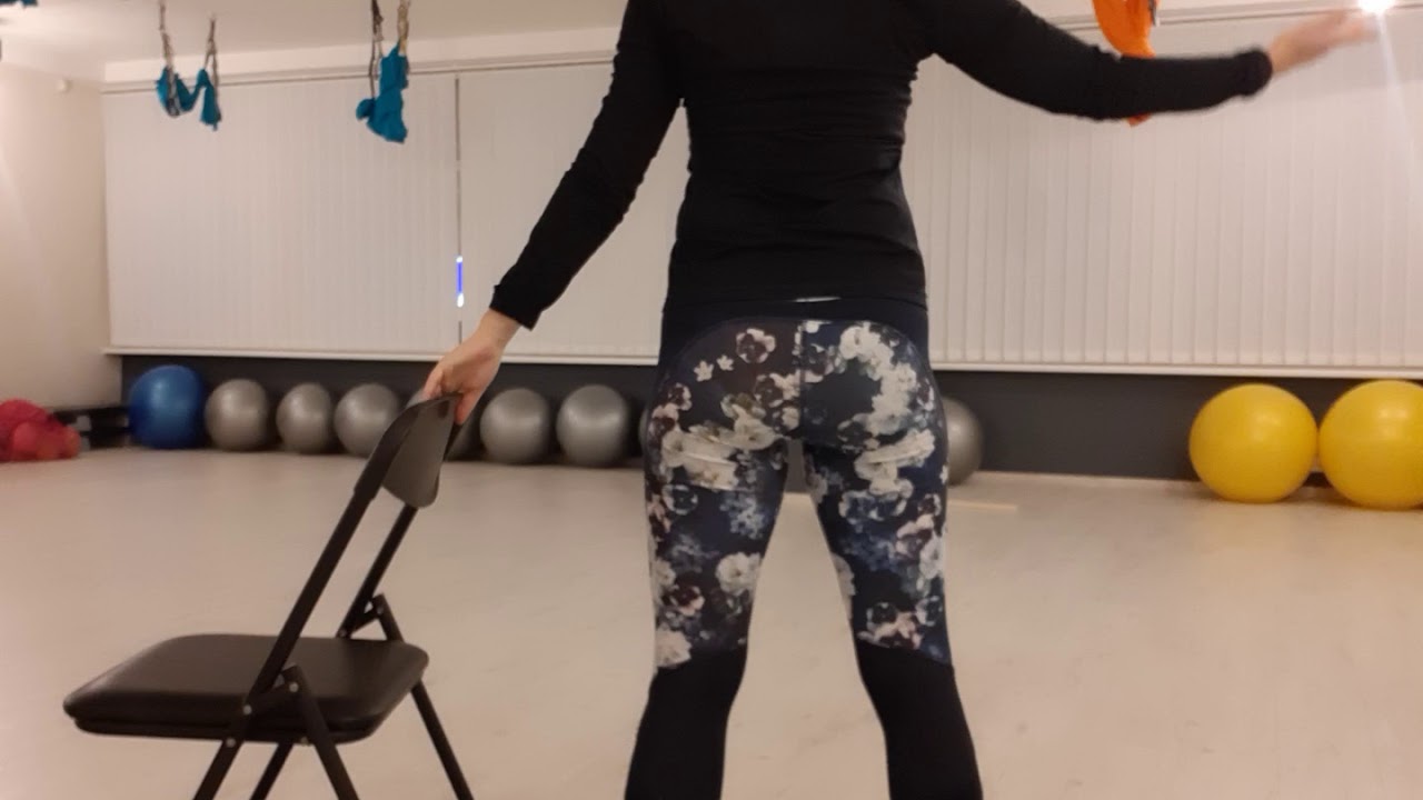 Mankšta senjorams ant kėdės.