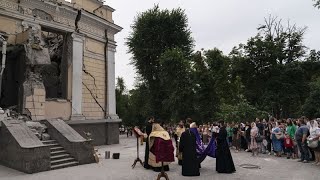 No Comment : colère et recueillement après le bombardement de la cathédrale d'Odessa