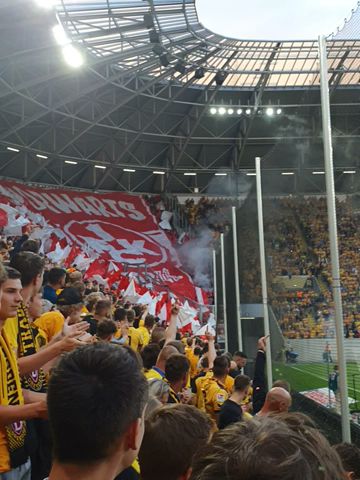 FCK Fans schießen Leuchtrakete auf Dynamo Dresden Fans