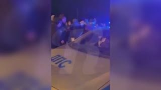 Иноземцы толпой набросились на полицейского. Real video
