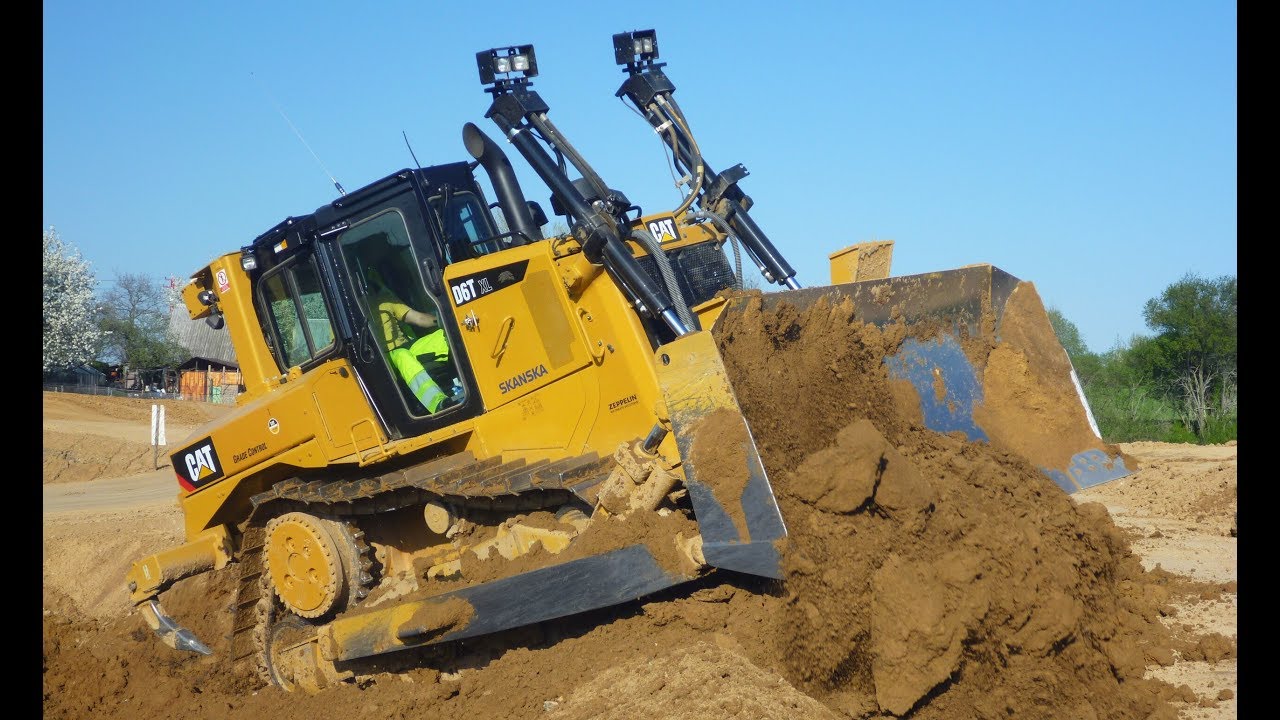 CATERPILLAR D6T XL pushing up the slope - YouTube