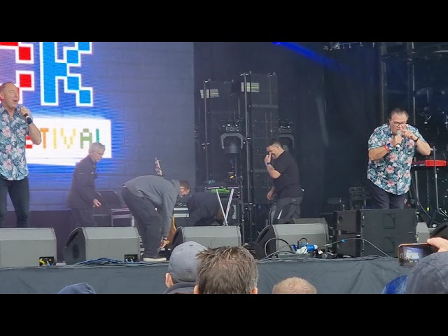 Let's Rock Shrewsbury 2021 - Black Lace - 'Superman' bekijken op YouTube Let's Rock Shrewsbury 2021 - Black Lace - 'Superman' bekijken op YouTube