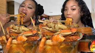 Blue Crab Seafood Boil Ramen Mukbang  • Crawfish • Green mussels • Mother and Daughter 먹는 쇼 screenshot 3