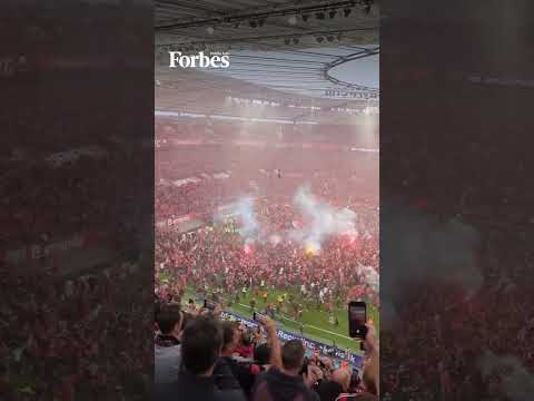 جماهير باير ليفركوزن تقتحم أرضية الملعب بعد تتويج فريقها بلقب الدوري الألماني