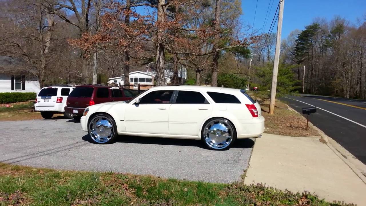 Dodge magnum on 26 inch rims - YouTube
