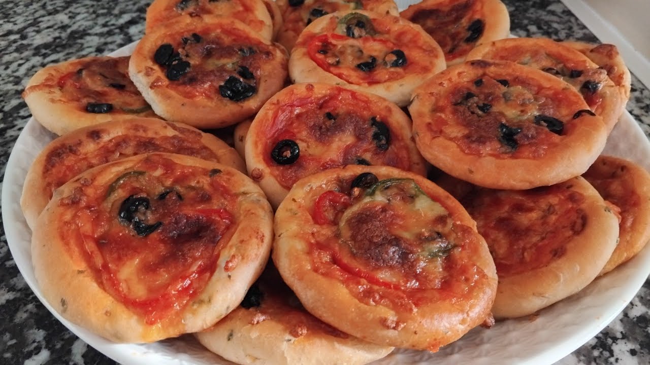 ميني بتزا بعجين الإيطالي مفشفش رطب  غادي تولي معتمدة عندكم 