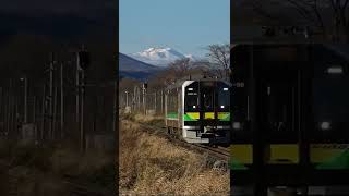 トムラウシ山とDECMO（JR北海道H100形）　根室本線にて