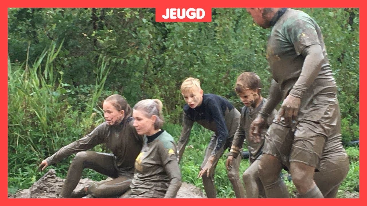 Steeds meer families doen samen mee aan een modderwedstrijd