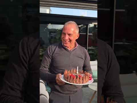 Video Kimi Antonelli e la torta in faccia a papà Marco per festeggiarne il compleanno - RTL 102.5