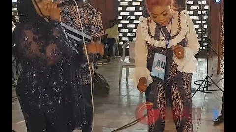 Kemi Afolabi Storms The Stage As She Dances &Spray Money On Bisola Oke At Yomi Fabiyi's Mum's Burial