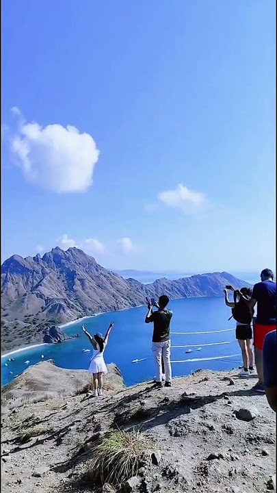 Pesona alam dari puncak Pulau Padar Labuan Bajo #shorts #pulaupadar