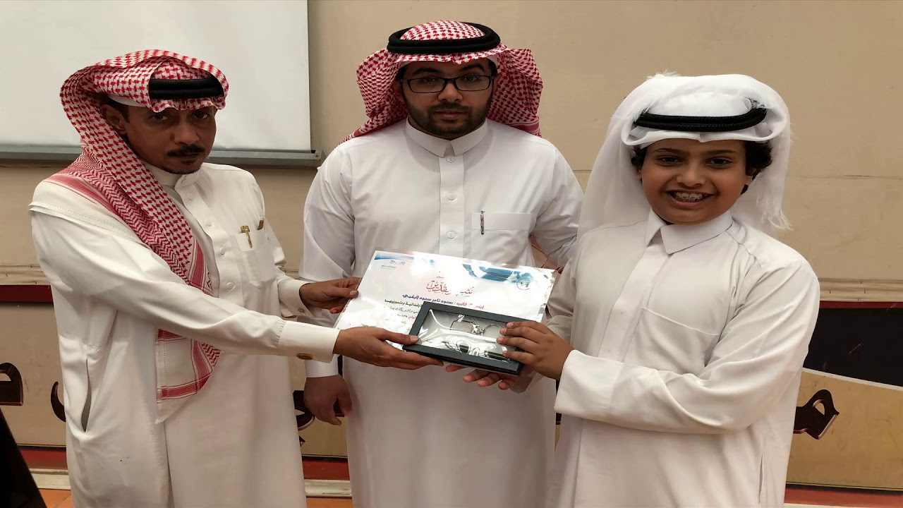 الحفل الختامي خاص بتكريم الطلاب وصورهم  لمدرسة علي بن أبي طالب الابتدائية بجدة