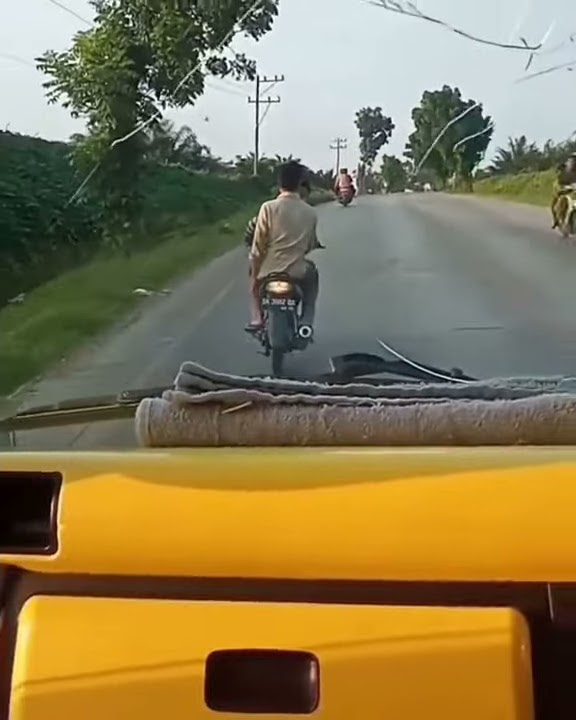 nampak jelas wajah atlit lempar batu ,pada kaca mobil .