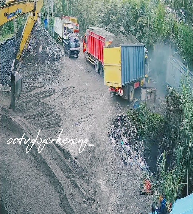 TRUCK muatan glogorkenong terguling ❗ kok bisa😱 #dayana #truckmuatanover #truckglogorkenong
