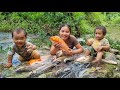 How A Single Mother Raises 2 Children Catches Fish On Rainy Days To Sell At The Market
