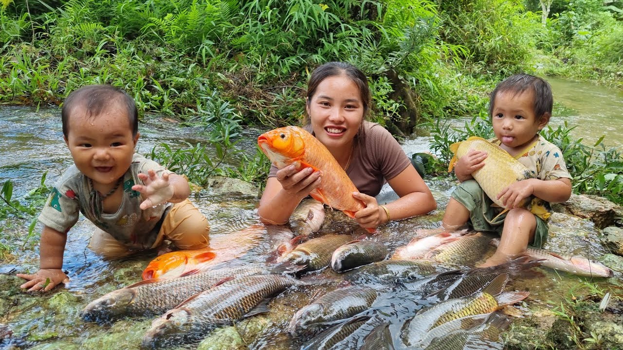 How a single mother raises 2 children - catches fish on rainy days to sell at the market