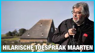 Hilarische toespraak Maarten van Rossem op Texel: 'Kunt u even opdonderen?'