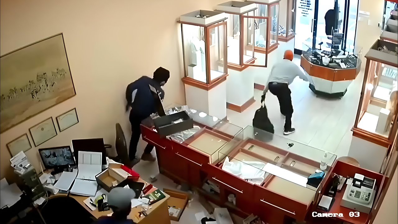 أفارقة يسرقون محل مجوهرات بطريقة لا تكون إلا في الأفلام