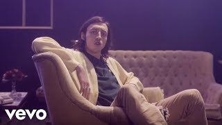 Vignette de la vidéo "Roméo Elvis x Le Motel - Drôle de question"