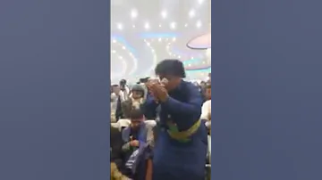 شاهدجنان الفنان عابد الرحومي يشل الميك من الفنان علي عنبه تموت من الضحك 