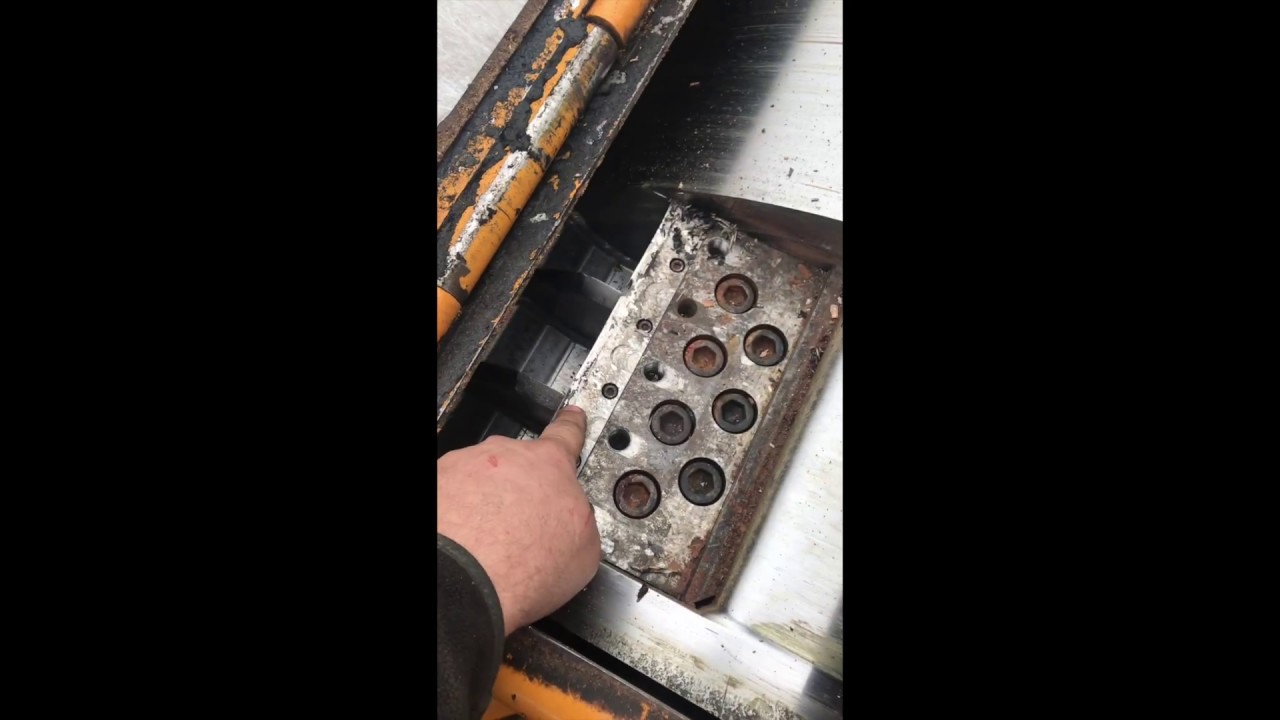 CHANGING KNIVES ON THE BANDIT 2590 CHIPPER YouTube