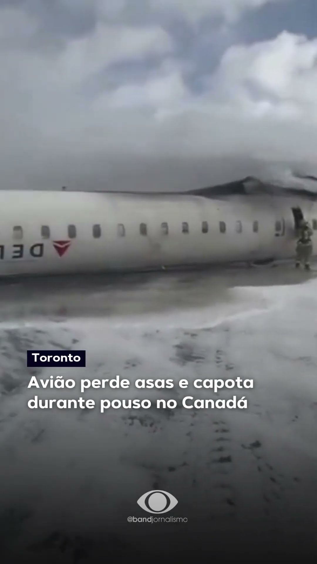 Avião perde asas e capota durante pouso no Canadá #shorts