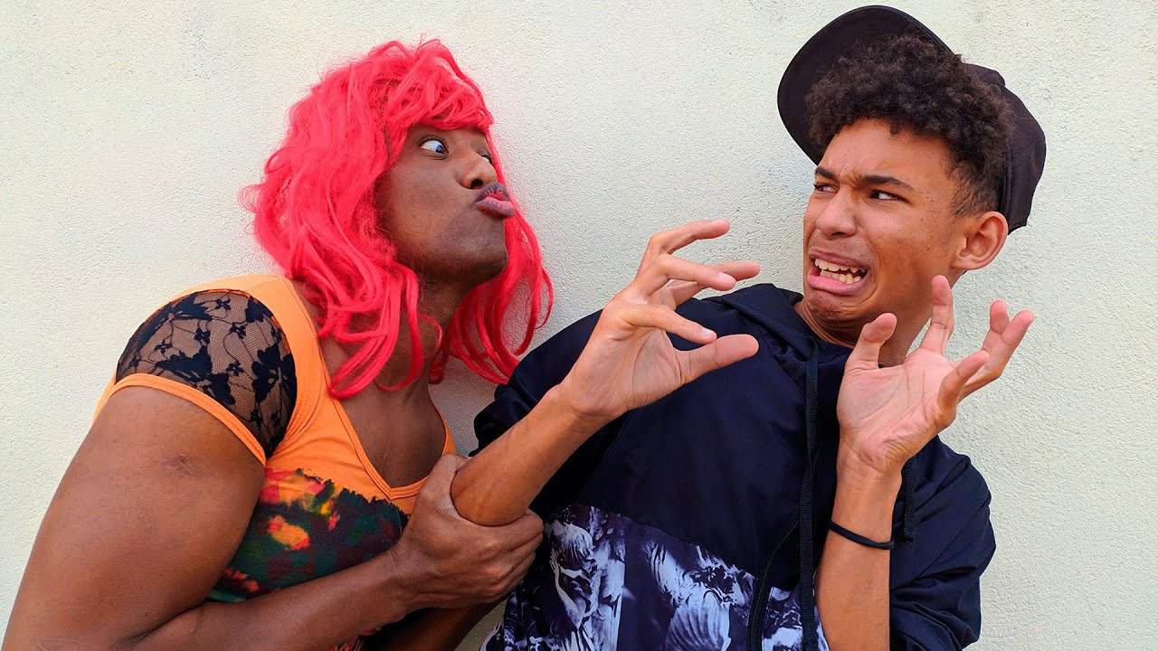 BEIJOU A BARANGA EM TROCA DO TRABALHO DE ESCOLA 😂 (Ela se apaixonou 😍) Escola da Zoeira 6